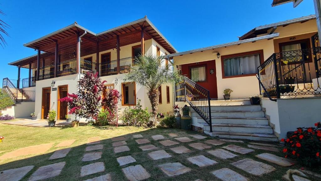 Fachada dos chalés com escadas e jardim