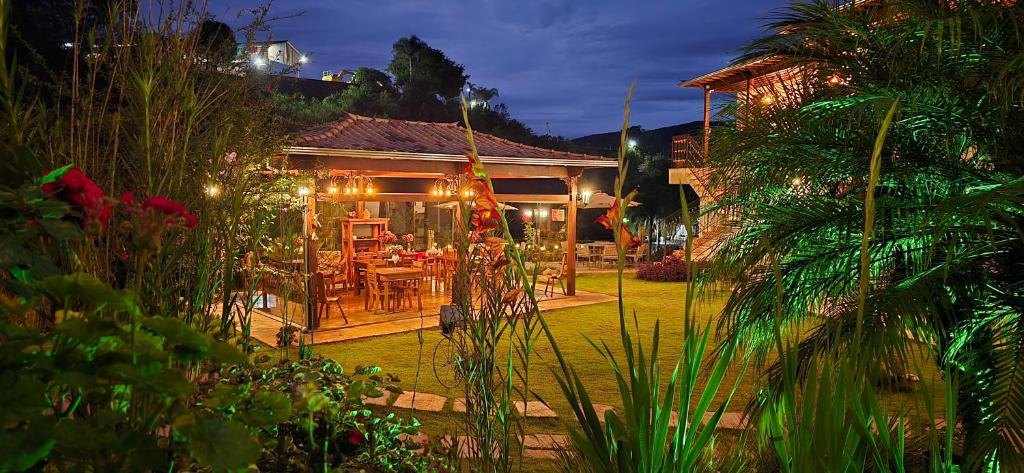 Jardim da pousada iluminado à noite